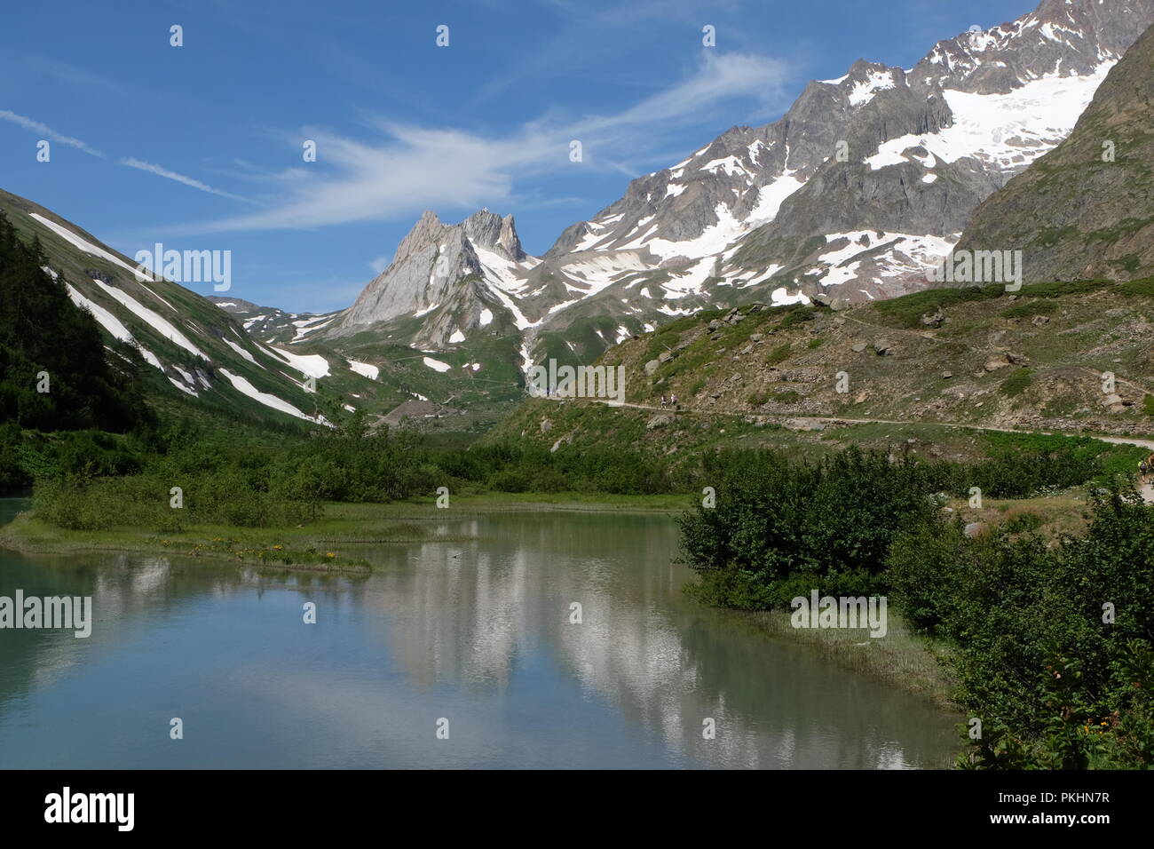Vue générale du Mont Blanc le long du trek qui traverse la Suisse, la France et l'Italie Banque D'Images
