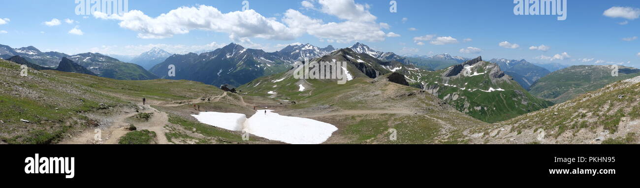Vue générale du Mont Blanc le long du trek qui traverse la Suisse, la France et l'Italie Banque D'Images