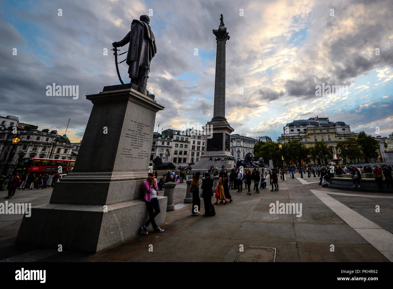 Trafalgar Square au crépuscule, en soirée, avec des gens se relaxant. Londres, Royaume-Uni. Colonne Nelson Banque D'Images