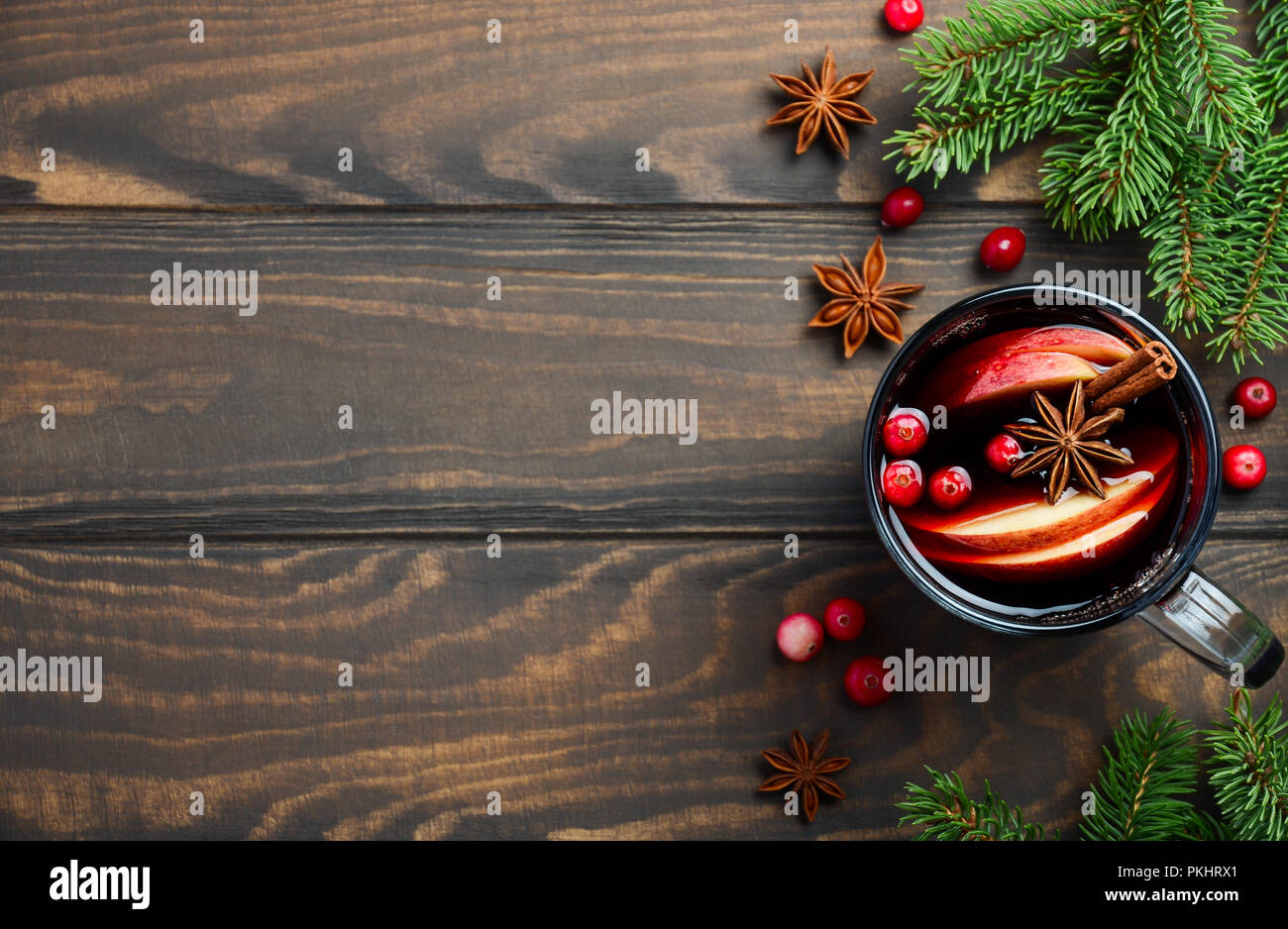 Vin chaud de Noël avec Apple et de canneberges. Concept de vacances décorée de branches de sapin, de canneberges et d'épices. Banque D'Images