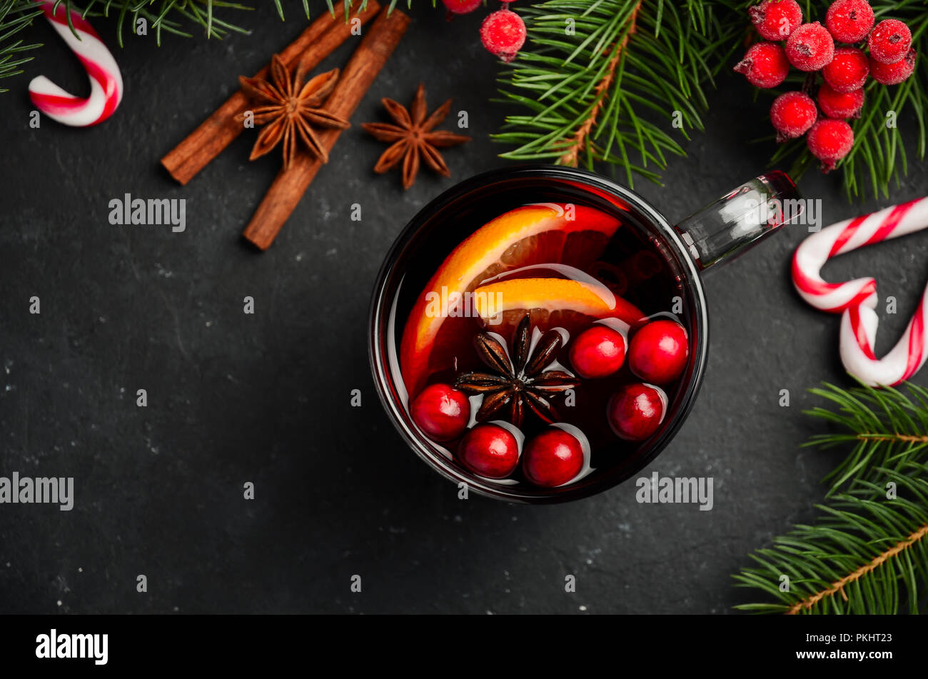 Vin chaud de Noël à l'Orange et canneberges. Concept de vacances décorée de branches de sapin et d'épices. Banque D'Images