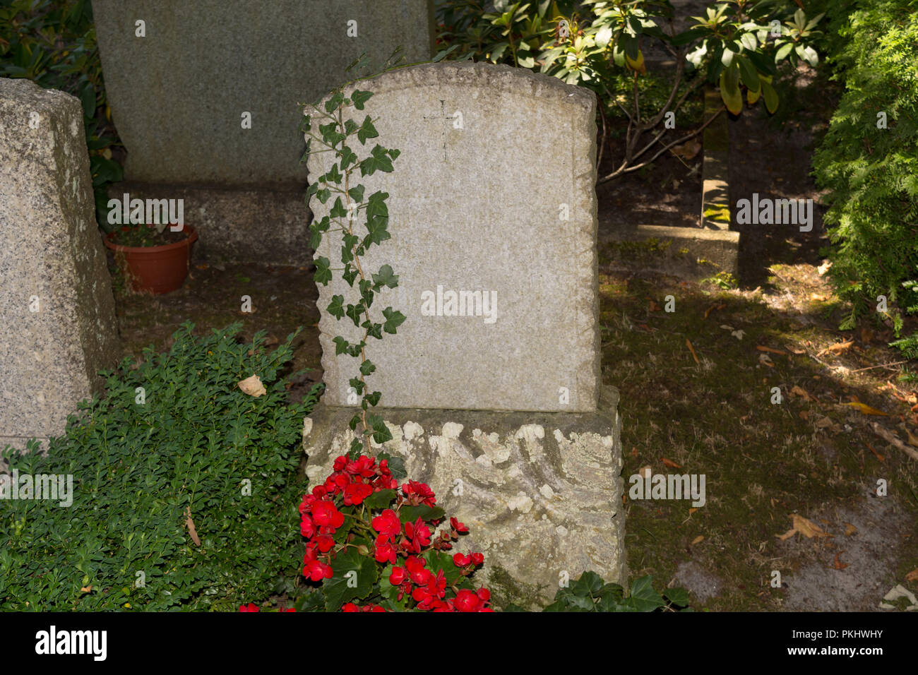Croix de pierre tombale avec. Vieille pierre tombale avec sainte croix sur un vieux cimetière. Pierre tombale avec copie espace. Banque D'Images