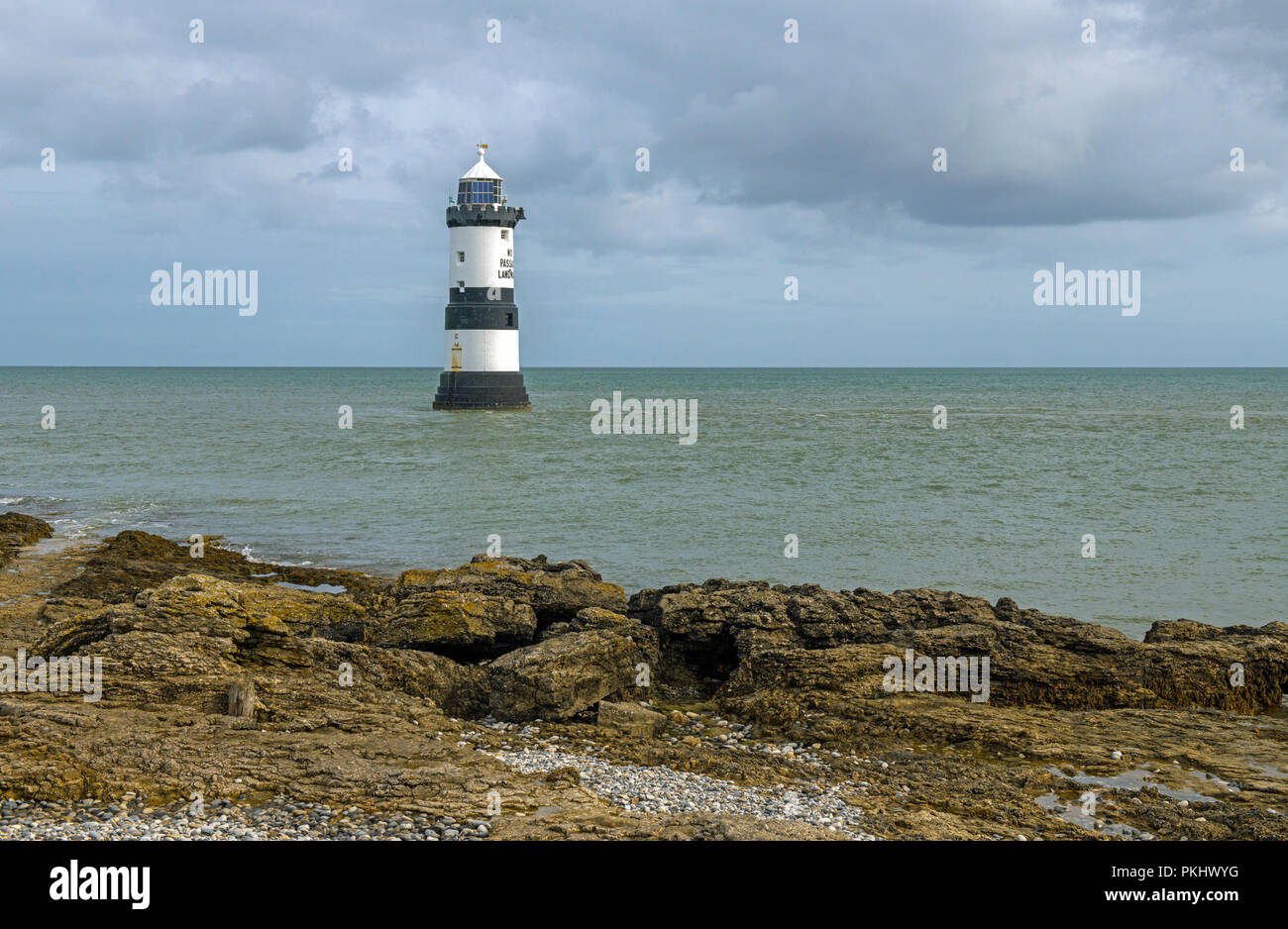 Penmon phare au large de l'île d'Anglesey, ou Ynys Mon, dans le Nord du Pays de Galles Banque D'Images