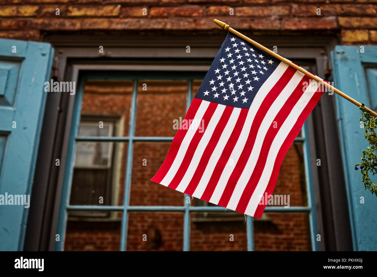 Un drapeau américain, vu de la rue comme il se bloque à partir d'un lampadaire à Philadelphie, PA. Banque D'Images