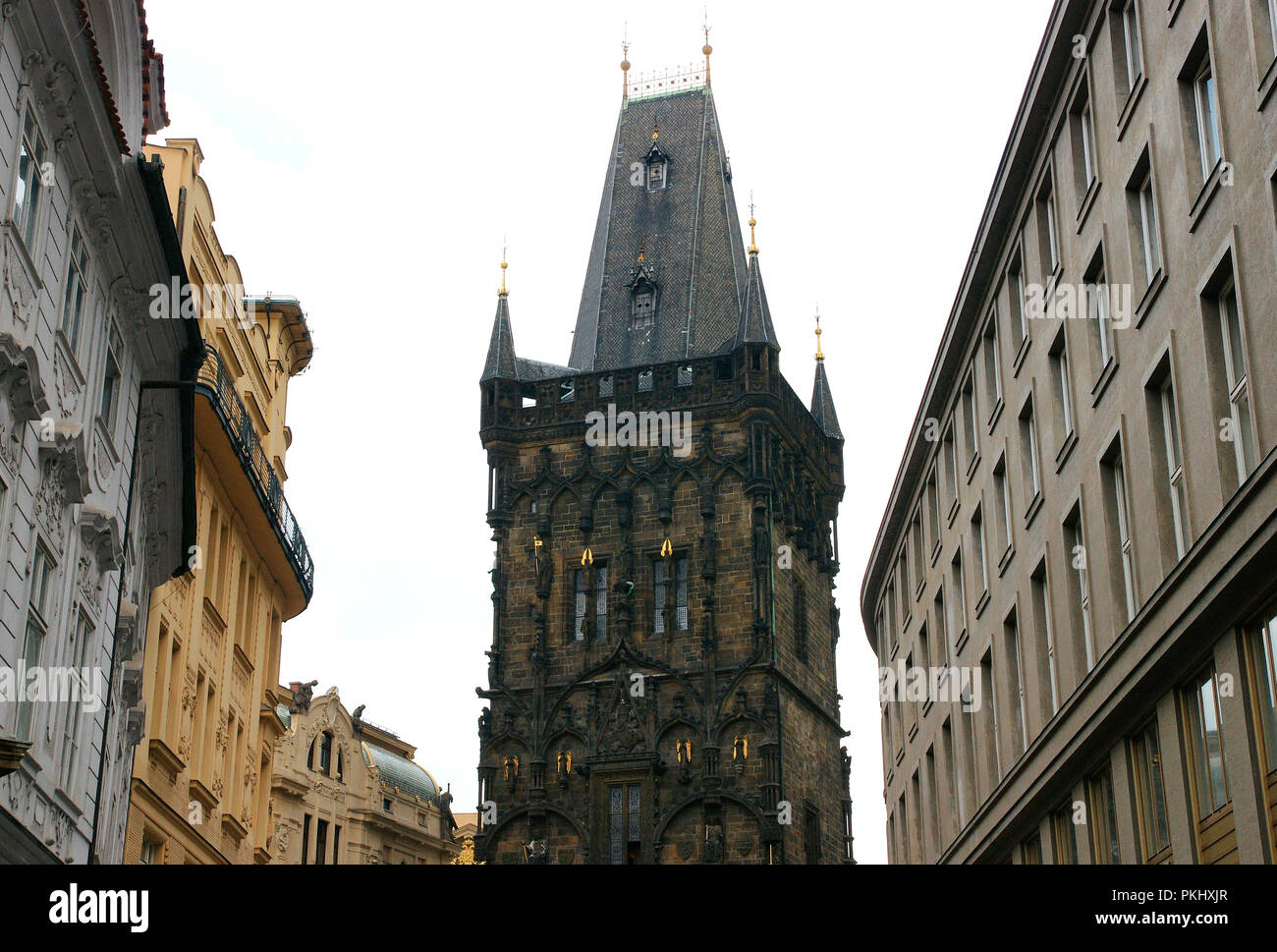 République tchèque. Prague. La tour de poudre ou poudre Gate. De style gothique. Porte de la ville d'origine. Il sépare la vieille ville de la nouvelle ville. Sa construction a commencé en 1475, pendant le règne de Vladislav II par Matej Rejsek (1445-1506). La porte a été utilisé pour stocker la poudre dans le 17e siècle. Banque D'Images