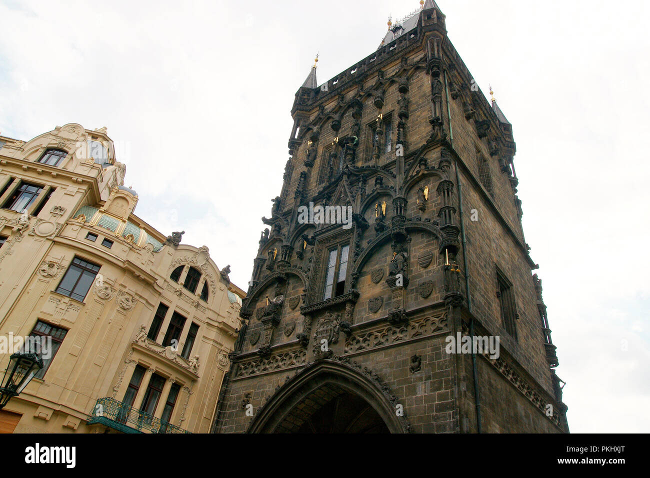 République tchèque. Prague. La tour de poudre ou poudre Gate. Détails architecturaux. De style gothique. Porte de la ville d'origine. Il sépare la vieille ville de la nouvelle ville. Sa construction a commencé en 1475, pendant le règne de Vladislav II par Matej Rejsek (1445-1506). La porte a été utilisé pour stocker la poudre dans le 17e siècle. Banque D'Images