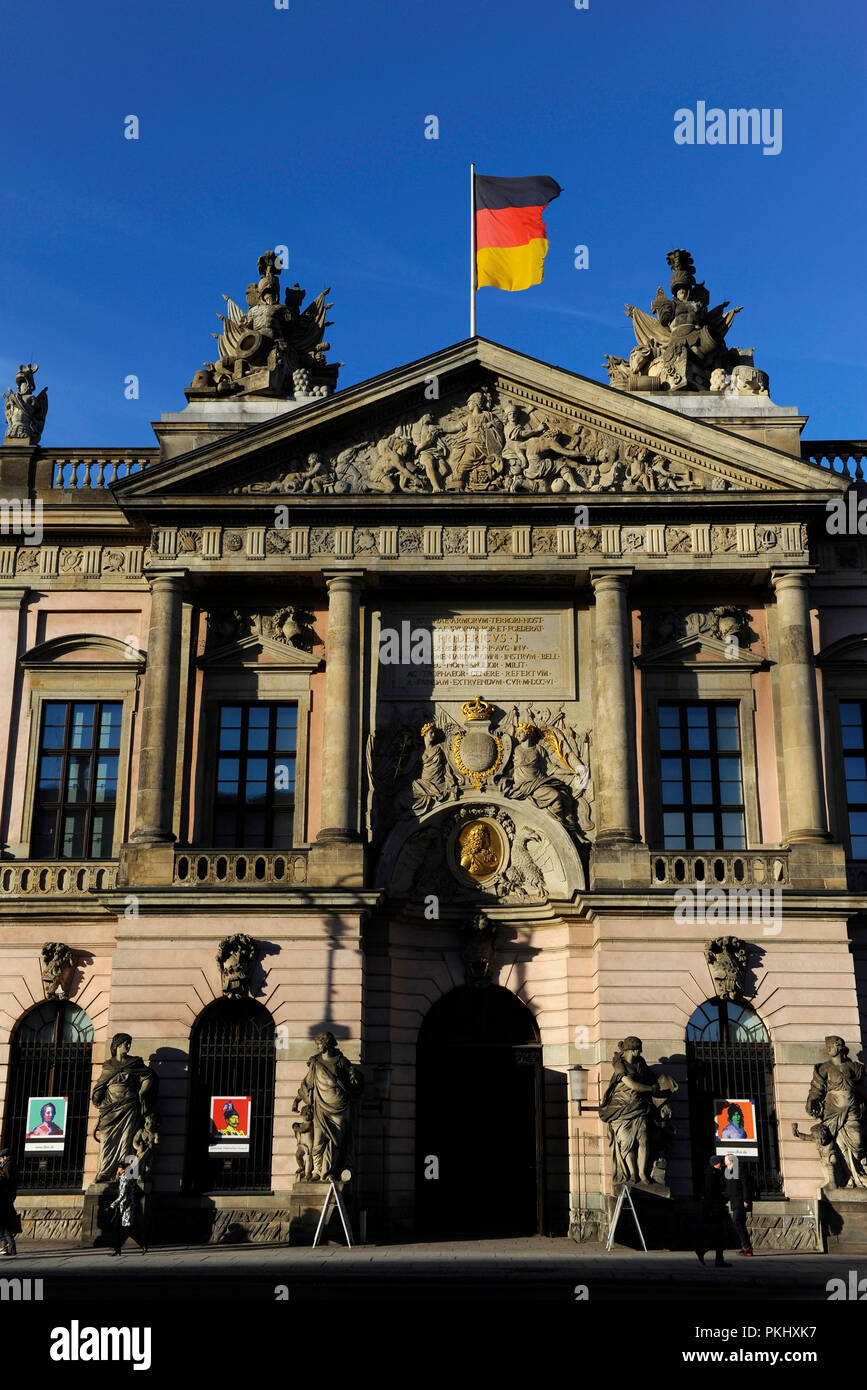 L'Allemagne. Berlin. Musée historique allemand 'Deutsches Historisches Museum', situé dans l'ancien Arsenal Zeughaus '', construit entre 1695-1730 dans le style baroque. Détail de la façade principale. Banque D'Images