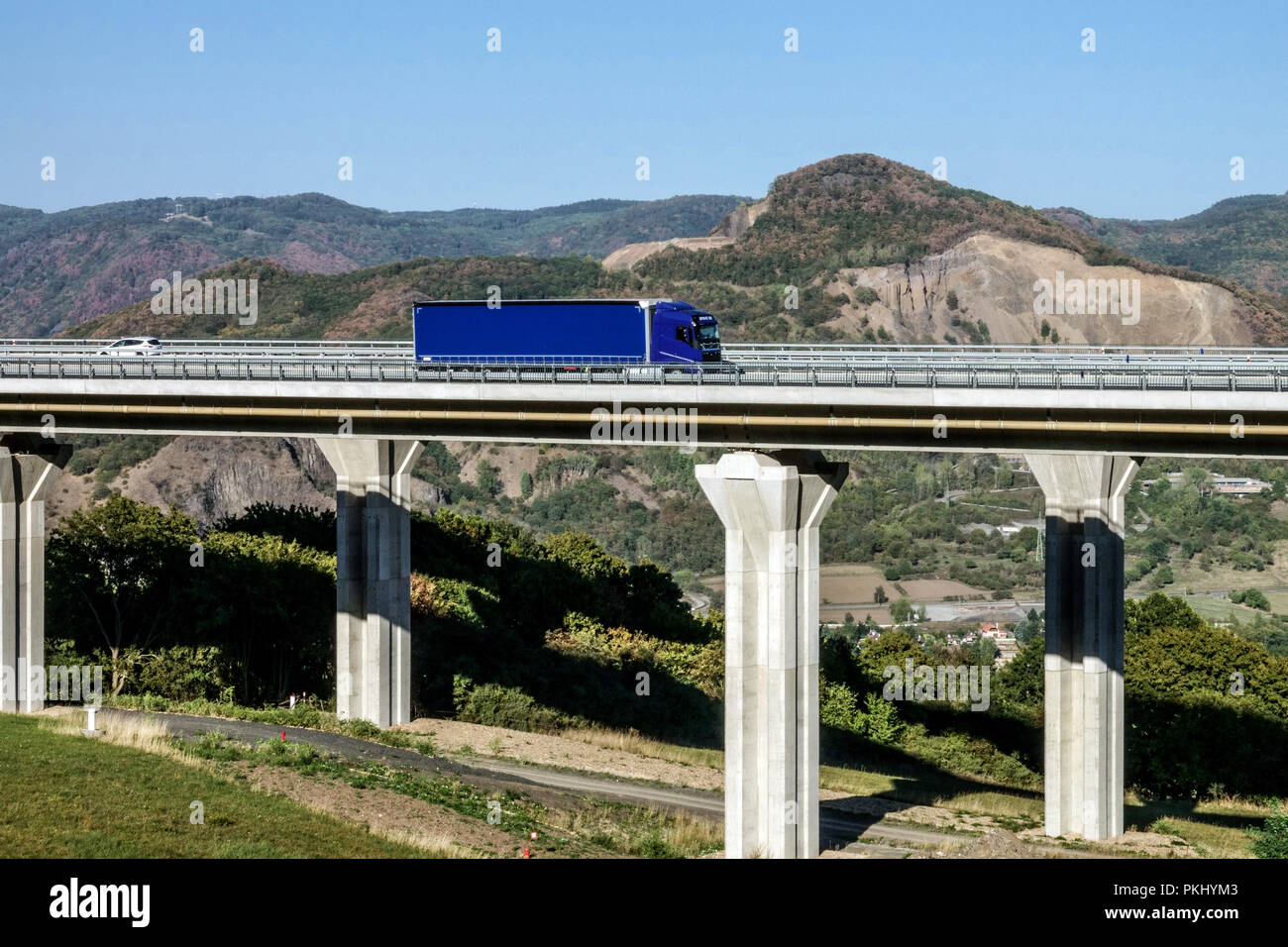 Pont autoroutier près de Prackovice, l'autoroute D8 traverse les montagnes centrales tchèques et le pont de camion de la République tchèque Banque D'Images
