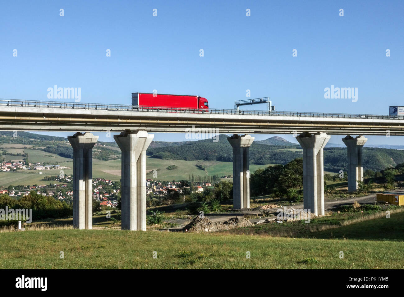 Pont autoroutier près de Prackovice, l'autoroute D8 traverse les montagnes centrales tchèques et le pont de camion de la République tchèque Banque D'Images