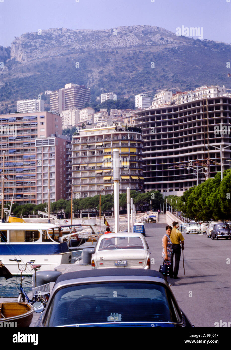 Route de la piscine, Port Hercule, Monaco prise en septembre 1971. Archive d'origine photo prise le 35mm film diapo couleur. Banque D'Images