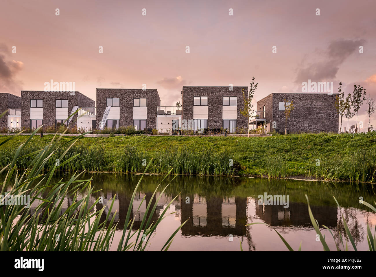 Nouvelles villas modernes sur la rive d'un ruisseau à l'homme, Frederikssund, Danemark, le 12 septembre 2018 Banque D'Images