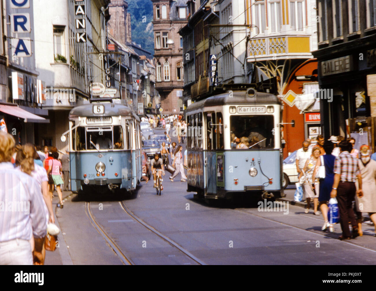 Occupé avec les consommateurs et les tramways sur Hauptstrasse, Altstadt, Heidelberg, Allemagne prise en août 1973. Photo d'archive d'origine. Banque D'Images