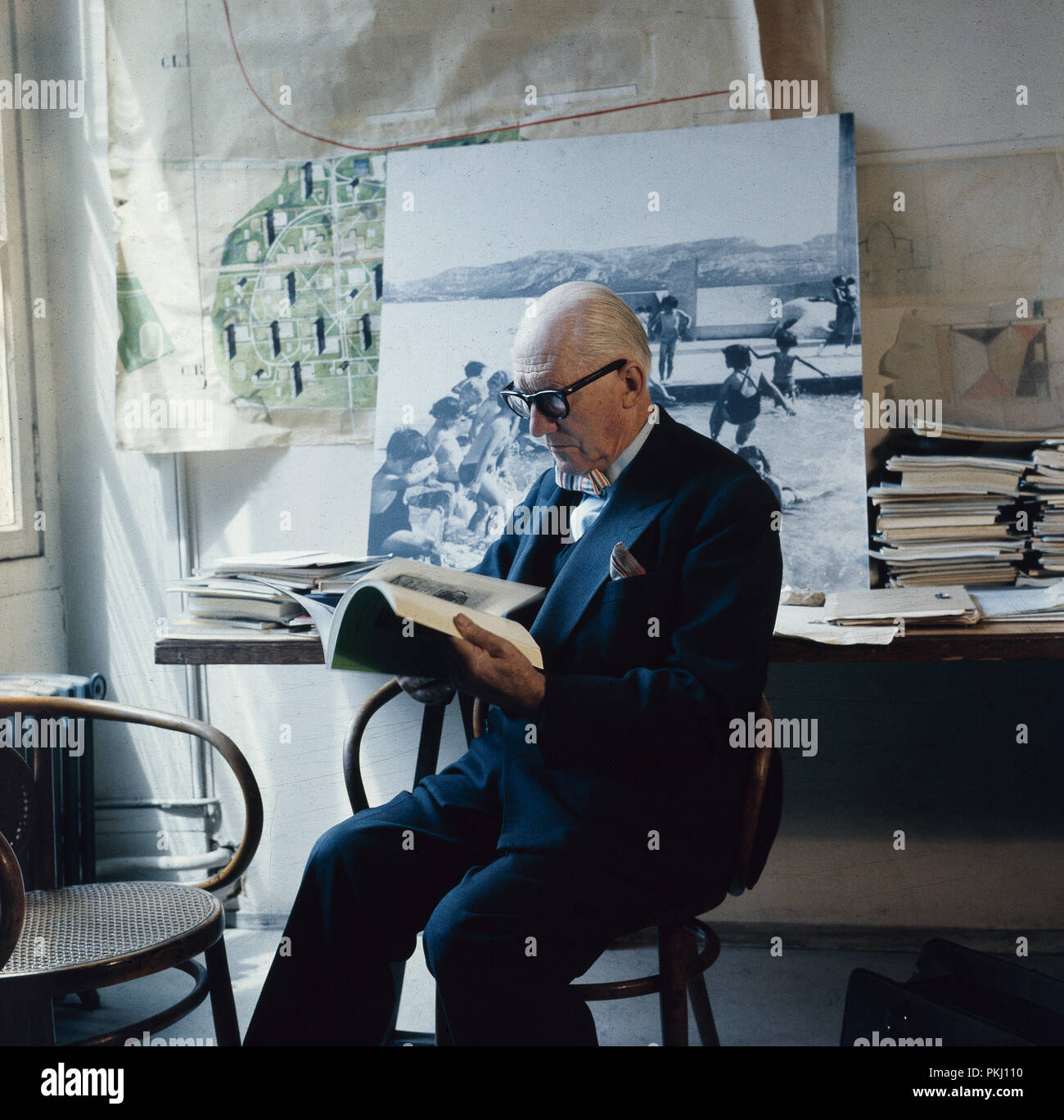 Der französische Architekt und Maler Le Corbusier à seinem Studio, Frankreich 1960 er Jahre. Peintre et architecte français Le Corbusier dans son atelier, la France des années 1960. Banque D'Images