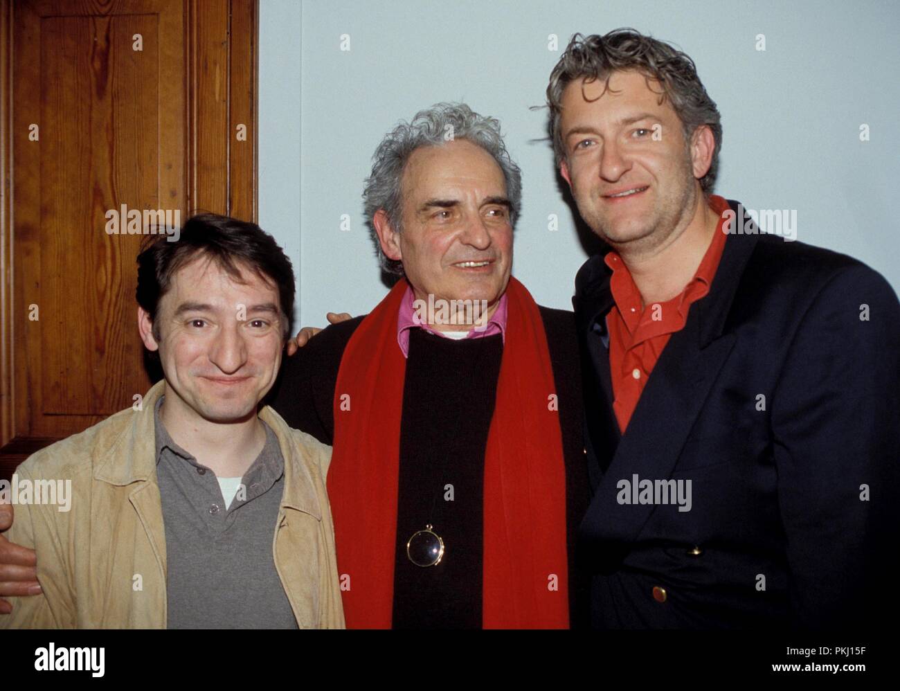 Le professeur Peter Raacke Portrait Von deutscher Produktdesigner, acteurs et actrices mit und Sohn Dominic Raacke und Tatort Kommissar Kollege Boris Aljinovic, Deutschland 2003. Portrait du Professeur Peter Raacke, Allemand designer produit avec l'acteur et son fils Dominic Raacke et scène du crime collègue commissaire Boris Aljinovic, Allemagne 2003. Banque D'Images