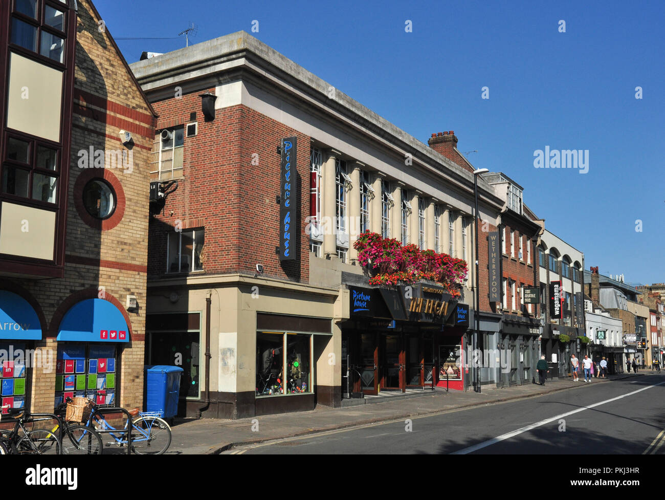 Pubs, restaurants et photo house, St Andrew's Street, Cambridge, England, UK Banque D'Images