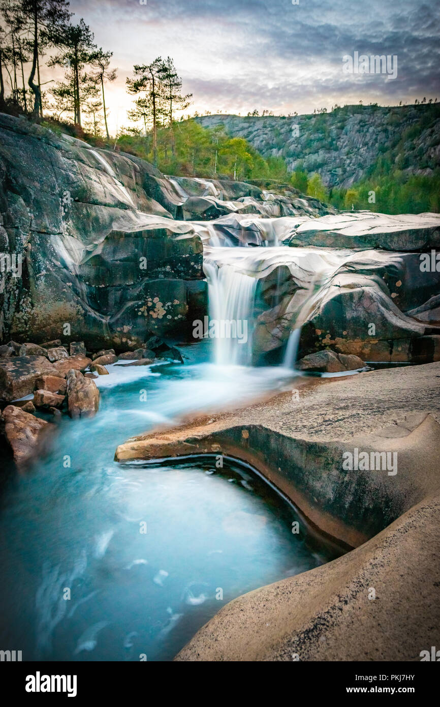 Petite cascade à Nissedal, la Norvège. Photo de septembre 2018 Banque D'Images