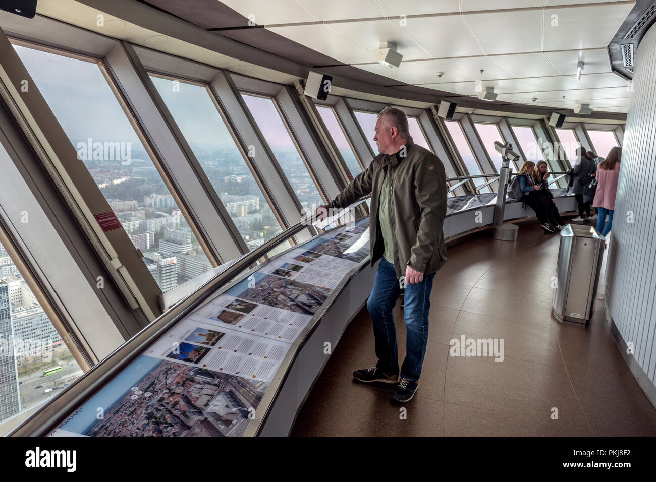 Les gens apprécient la vue imprenable sur Berlin à partir de la plate-forme d'observation en haut de la tour de télévision, Berlin Fernsehturm, à l'Alexanderplatz. Banque D'Images