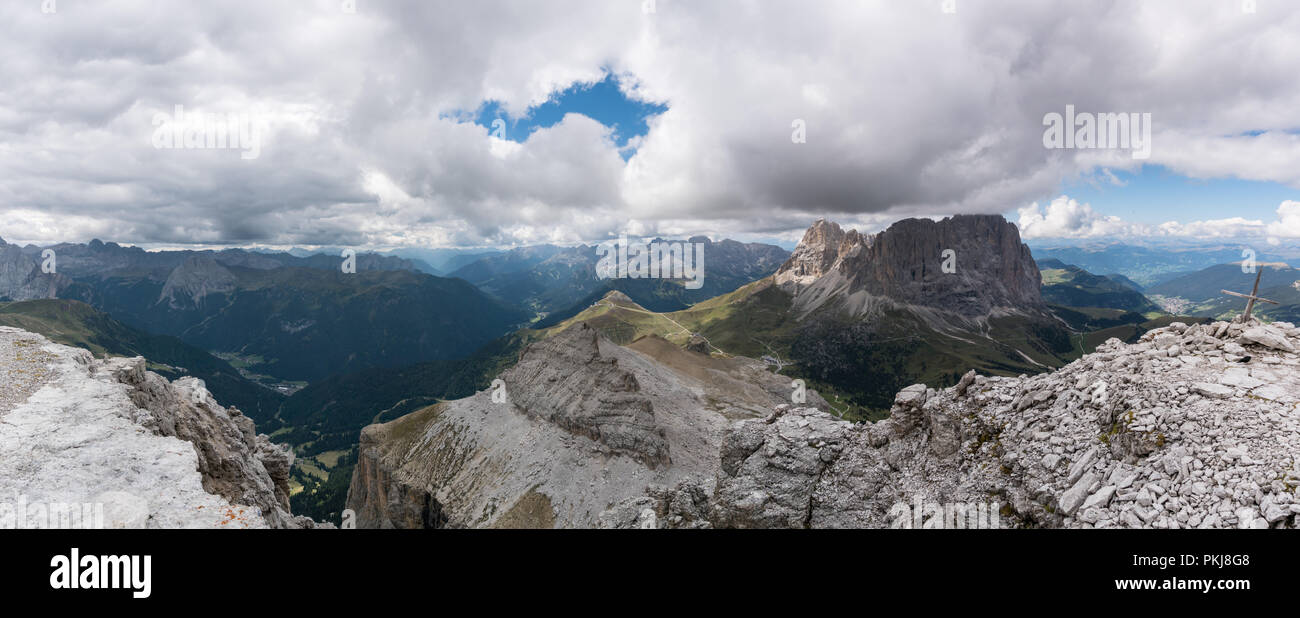 La Dolomite grand paysage d'automne en Alta Badia avec le Passo Sella et une vue sur le majestueux pic Langkofel en Val Gardena en Italie du nord Banque D'Images