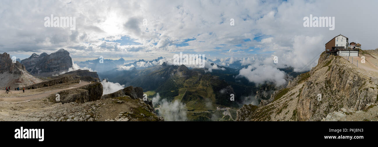 Beau panorama paysage de montagne avec un câble et une superbe vue sur les Dolomites en Alta Badia Banque D'Images