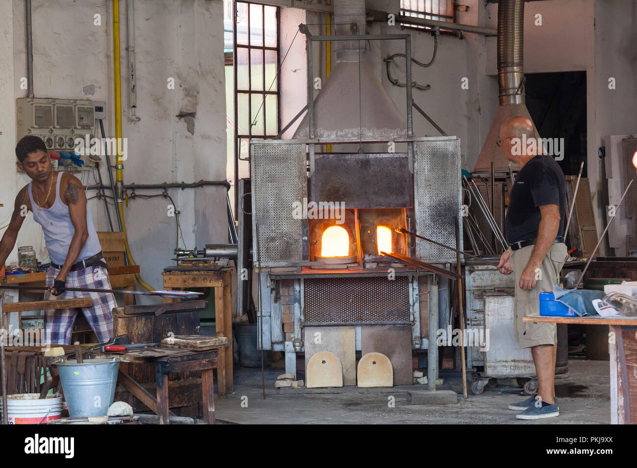 Deux décideurs dans l'usine de verre de Murano, Guarnieri, Venise, Vénétie, Italie travaillant dans les fours Banque D'Images Deux décideurs dans l'usine de verre de Murano, Guarnieri, Venise, Vénétie, Italie travaillant dans les fours Banque D'Images