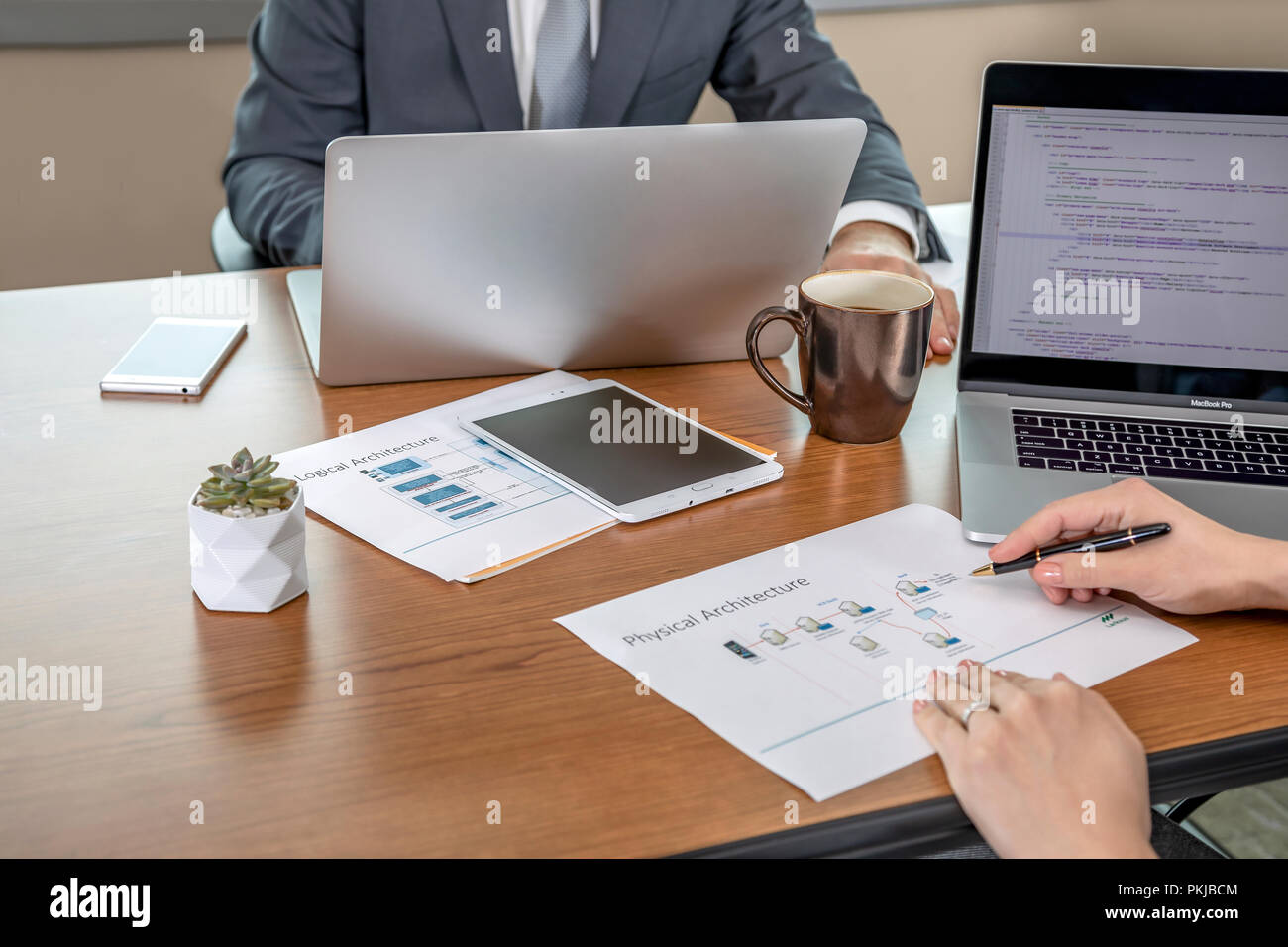 Un collègue mâle et femelle ensemble au bureau de travail Banque D'Images