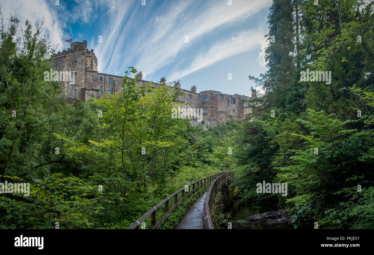 Vue panoramique sur Skipton Castle comme vu de la passerelle en bois à Skipton Banque D'Images