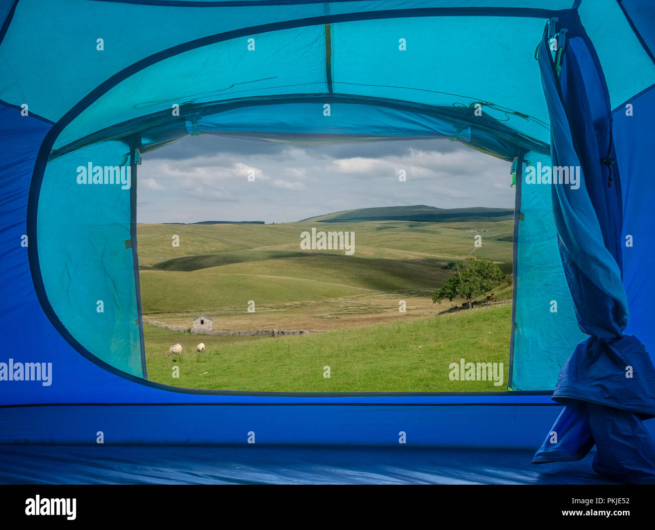 Vue depuis une tente sur la campagne anglaise dans le Yorkshire du Nord, Banque D'Images