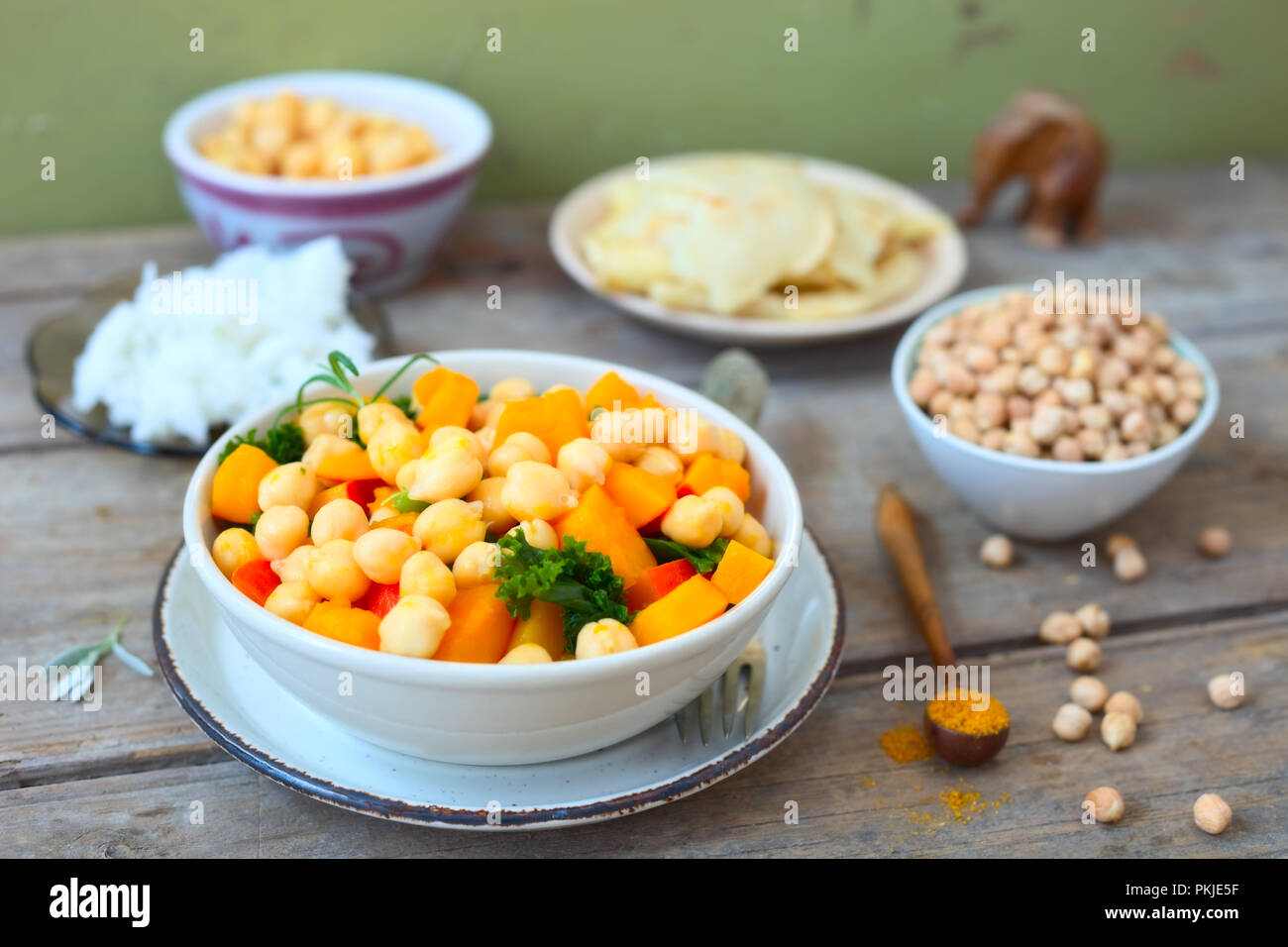 Salade de pois chiches et de citrouille Banque D'Images