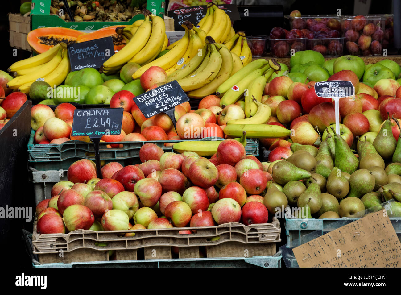 Étal de fruits à Borough Market à Londres Angleterre Royaume-Uni UK Banque D'Images