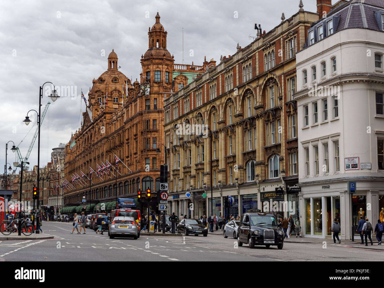 Harrods sur Brompton Road à Knightsbridge, Londres Angleterre Royaume-Uni UK Banque D'Images