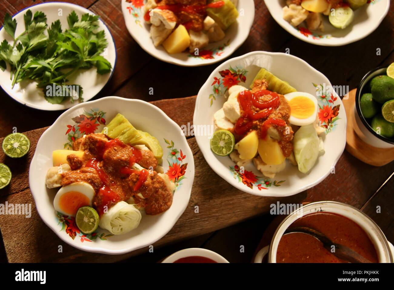 Siomay Bandung, une rue populaire plat de nourriture de poissons quenelles avec gâteau de pommes de terre, oeufs, courge amère, le tofu, le chou et sauce aux arachides épicée. Banque D'Images