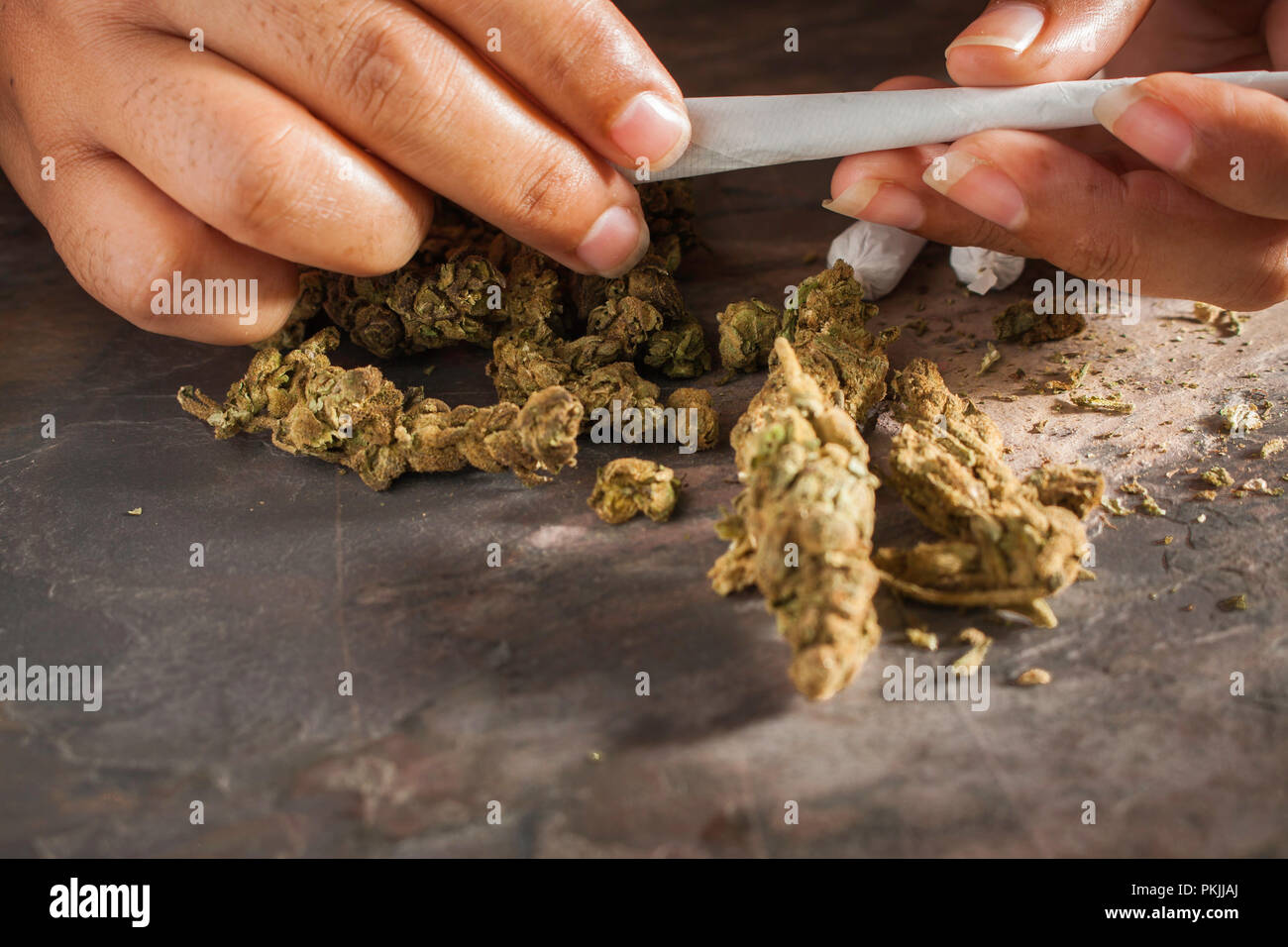 Joint de marijuana dans les mains d'une femme Banque D'Images