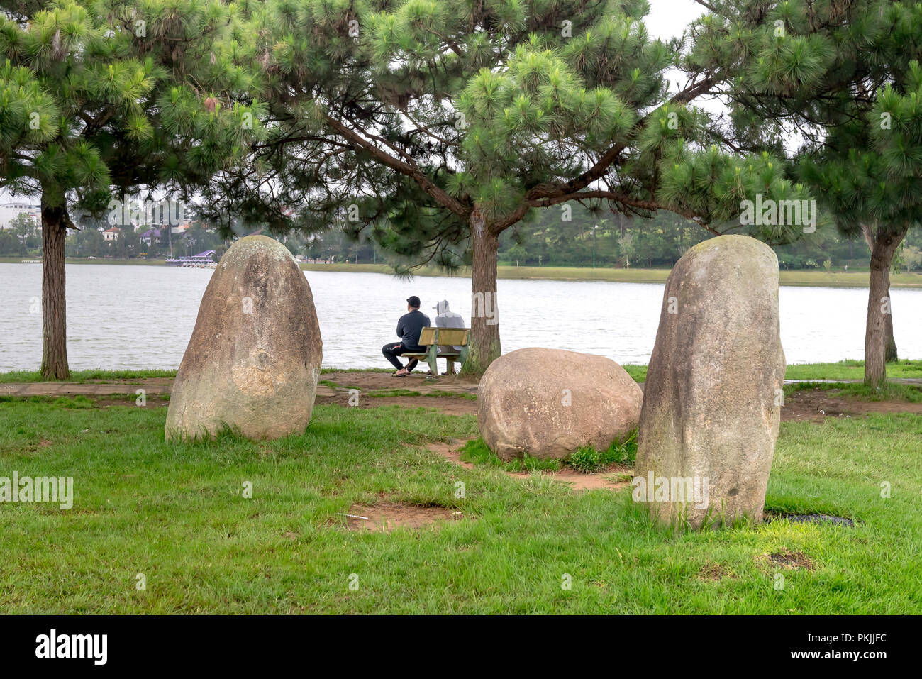 Vous pourrez vous détendre dans une chambre confortable dotée par lac Xuan Huong. Lac de Xuan Huong est dans le centre de Da Lat town, Vietnam. Banque D'Images