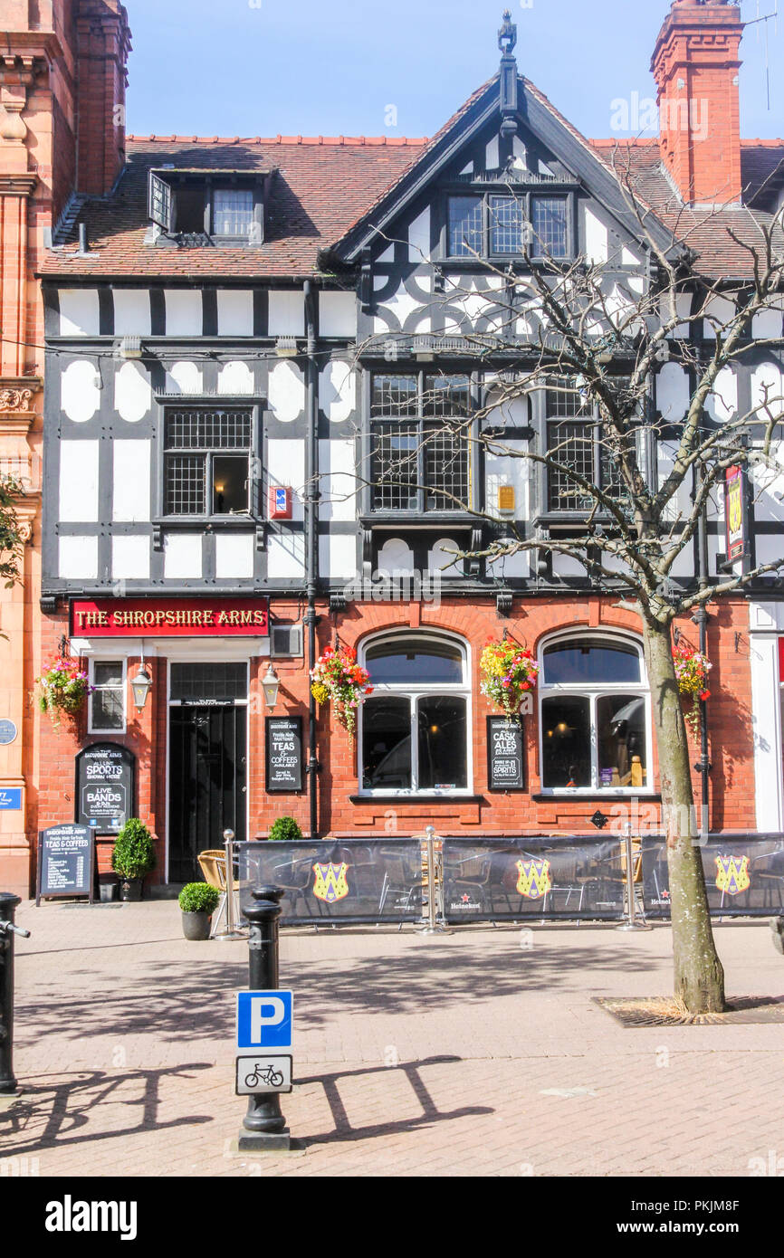 Chester, Angleterre - 16 août 2016 : le Shropshire Arms maisons publiques. Le pub est situé sur Northgate Street. Banque D'Images