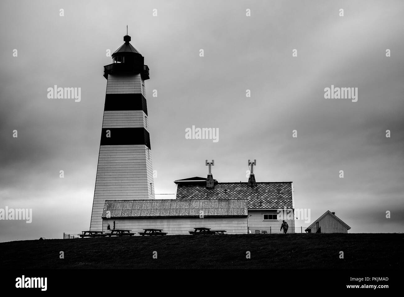 Alnes ,Phare ancien et célèbre bâtiment construit en 1852 pour guider les bateaux de pêche au port de la communauté de pêche Alnes, More og Romsdal Banque D'Images