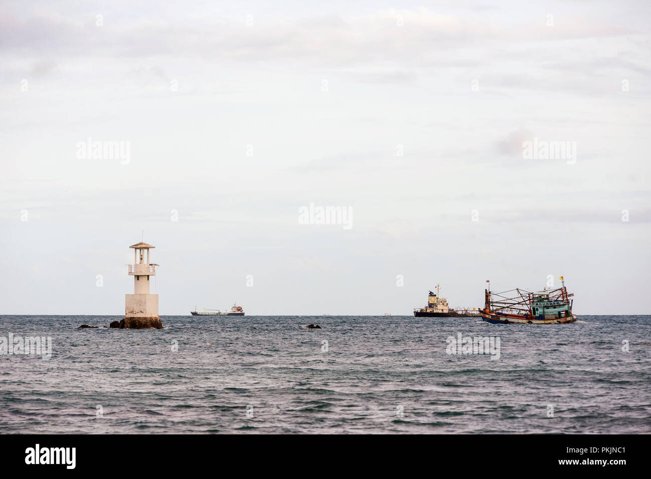 Phare et d'un navire en mer. Banque D'Images