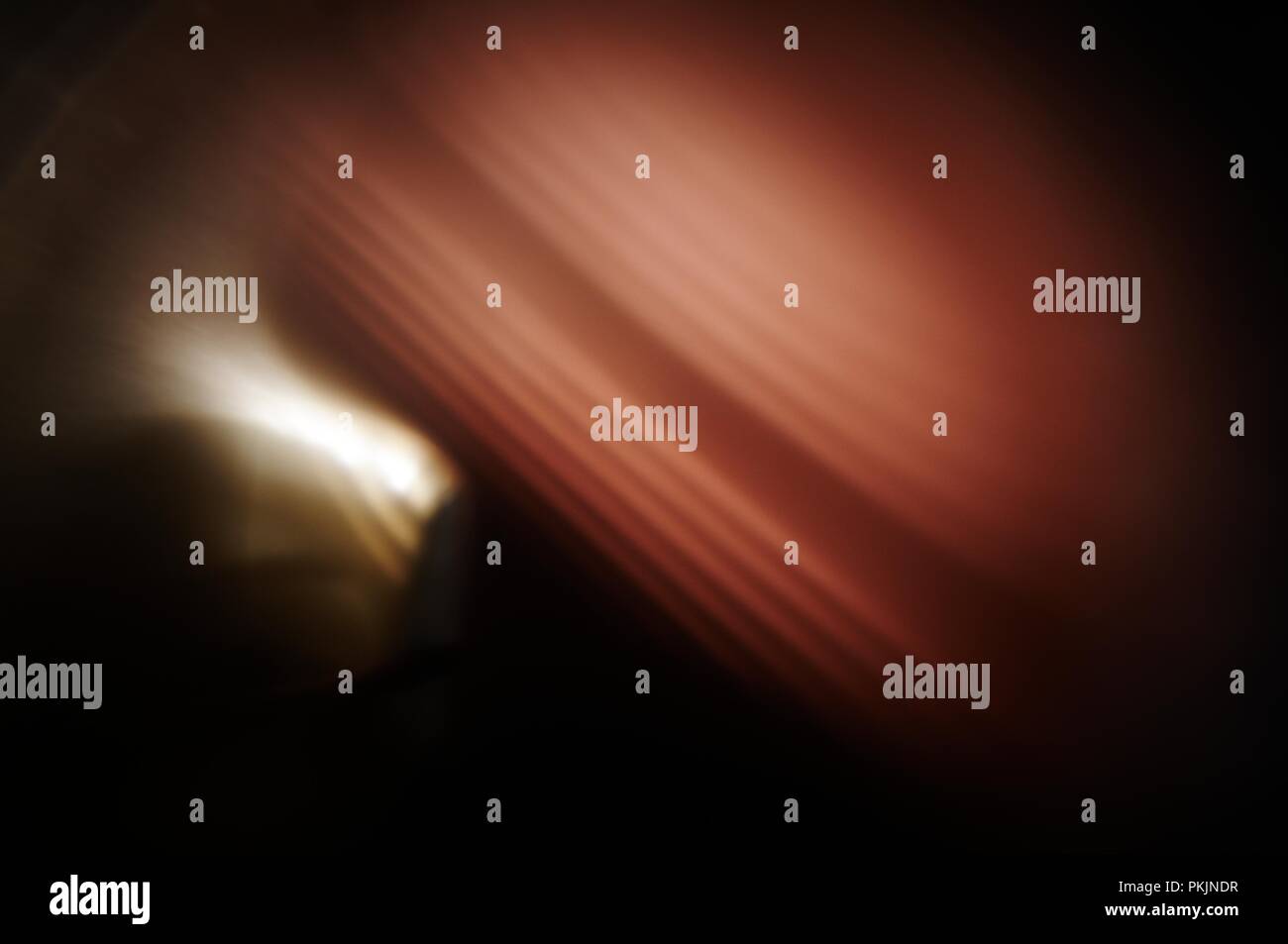 Abrégé d'une chaise ancienne avec jalousie ombres sur il tourné à travers un verre. Banque D'Images