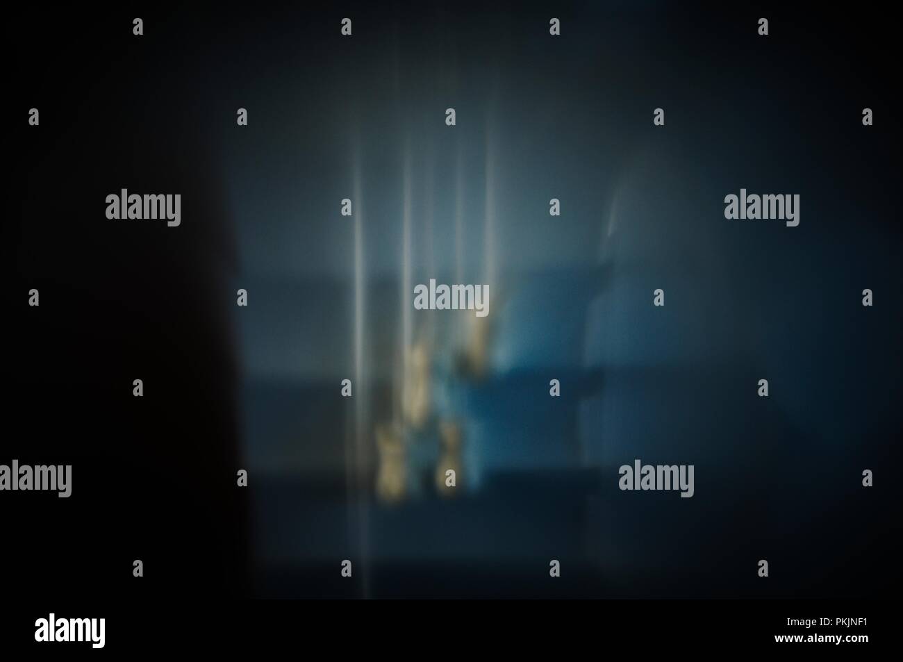 La bascule et les poulies qui ouvrent et ferment un store vénitien. Banque D'Images