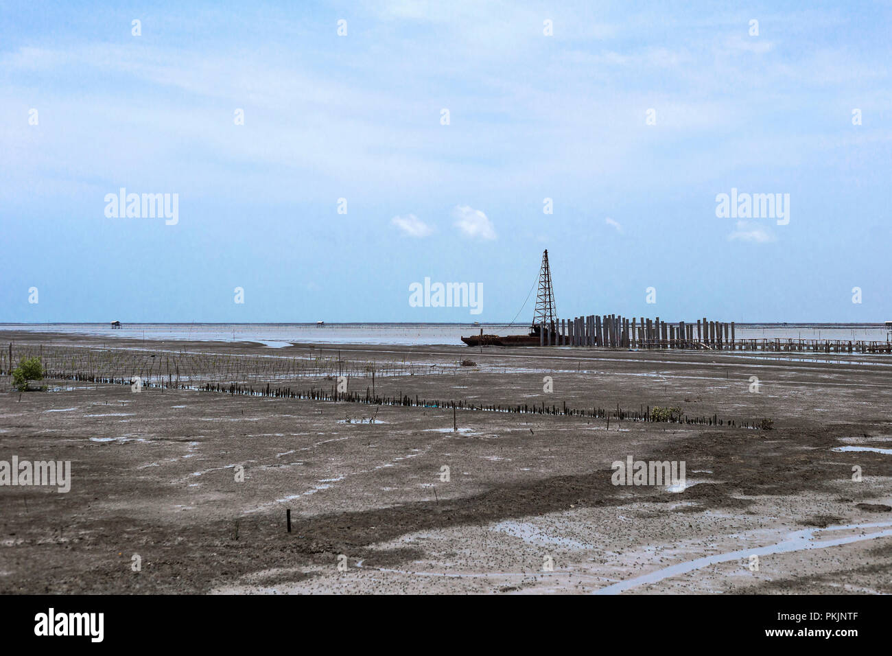 Le navire bat dans la mer. Une partie de la construction du pont. Banque D'Images