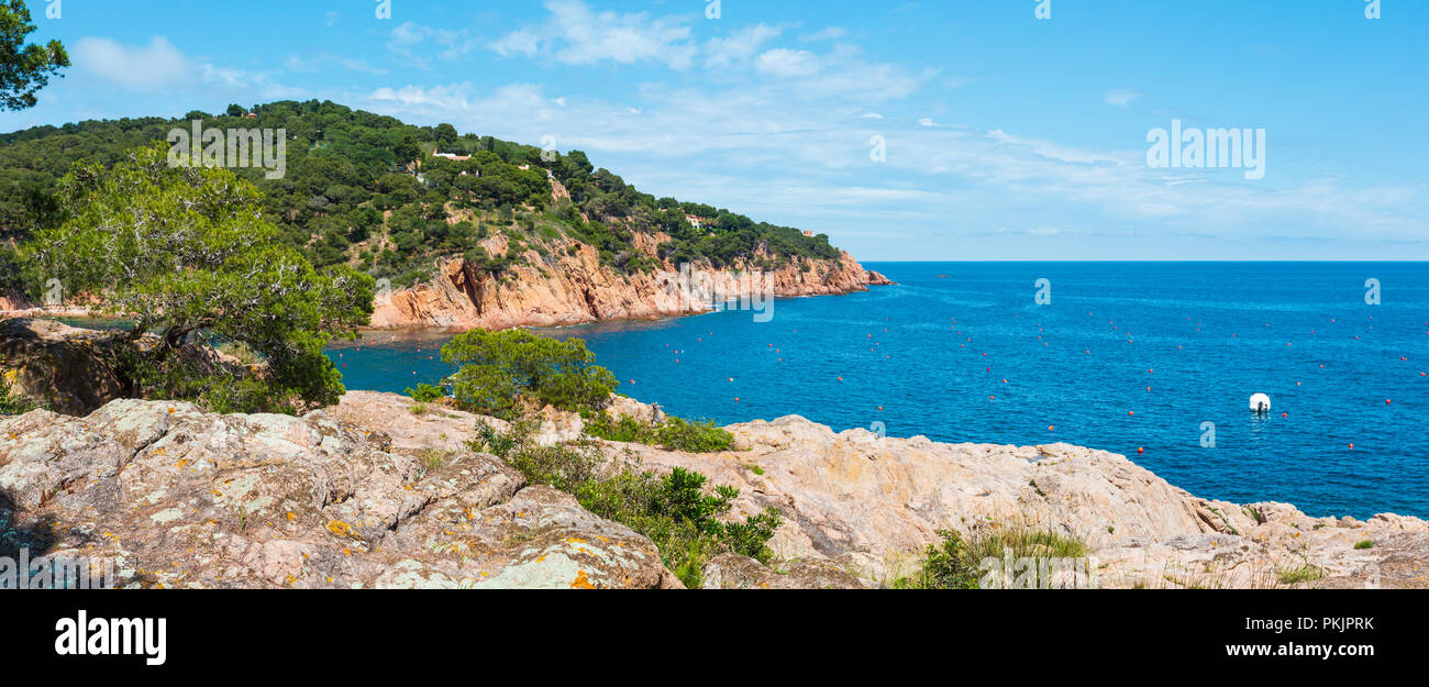 Mer Méditerranée côte rocheuse vue d'été et de la baie de Tamariu, Costa Brava, Catalogne, Espagne. Deux coups de stitch panorama. Banque D'Images