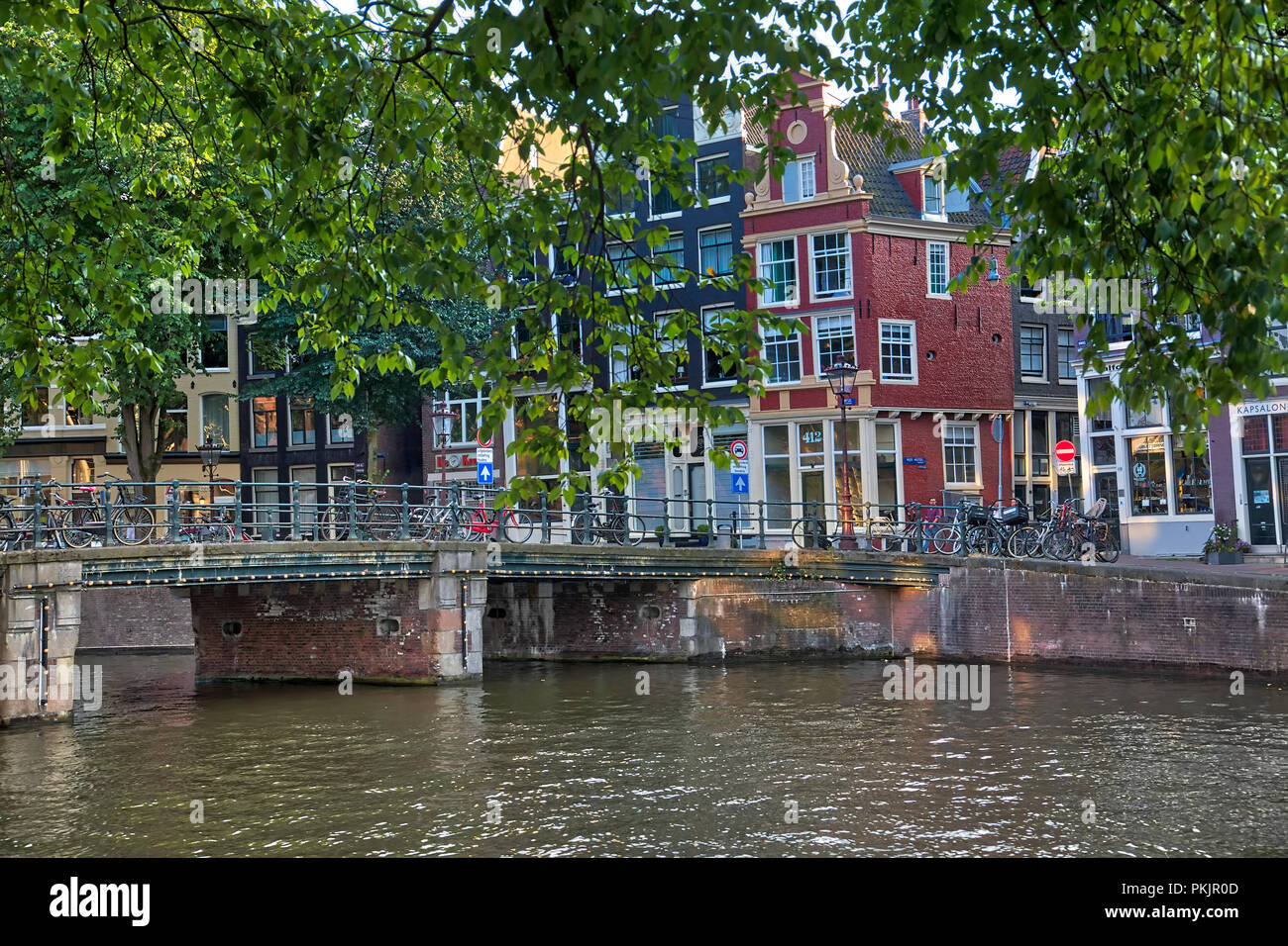 Amsterdam, Pays-Bas - le 7 juillet 2018 : Belle vue d'Amsterdam canals avec pont et maisons typiquement néerlandais. Holland Banque D'Images