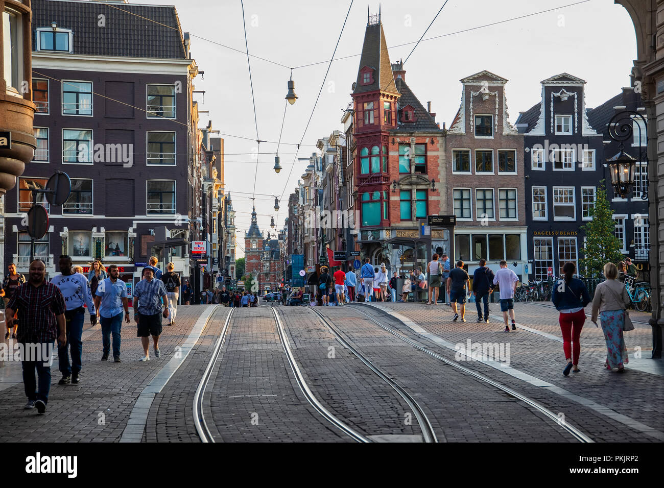 Amsterdam, Pays-Bas - le 7 juillet 2018 : Les gens de marcher sur la rue Leidsestraat d'Amsterdam Banque D'Images