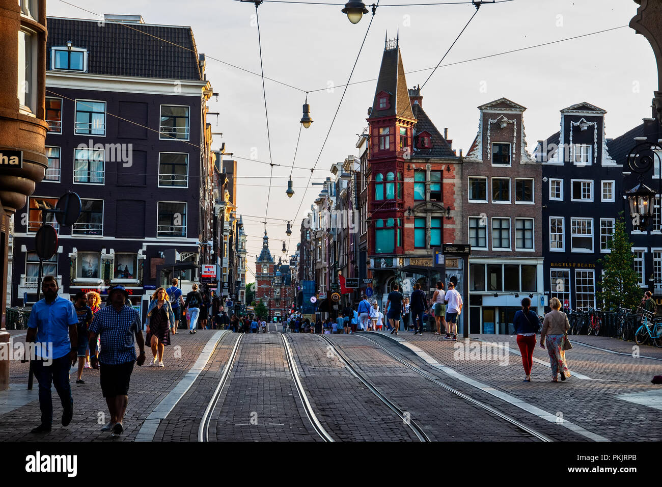 Amsterdam, Pays-Bas - le 7 juillet 2018 : Les gens de marcher sur la rue Leidsestraat d'Amsterdam Banque D'Images