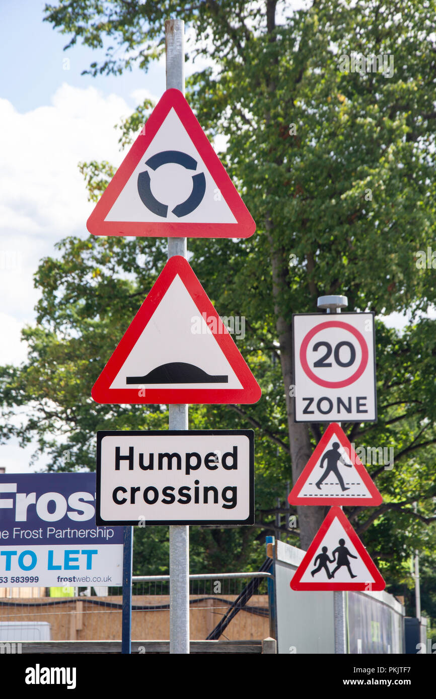 Plusieurs panneaux de circulation, Langley Road, Langley, Berkshire, Angleterre, Royaume-Uni Banque D'Images