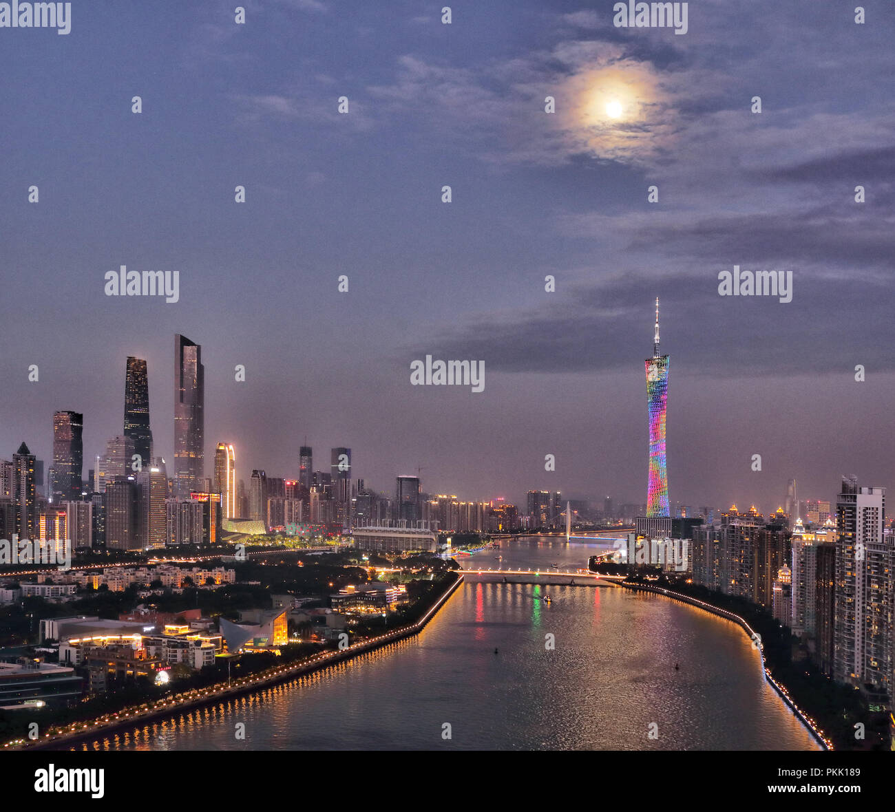 La ville de Guangzhou, Guangdong Province building at night Banque D'Images