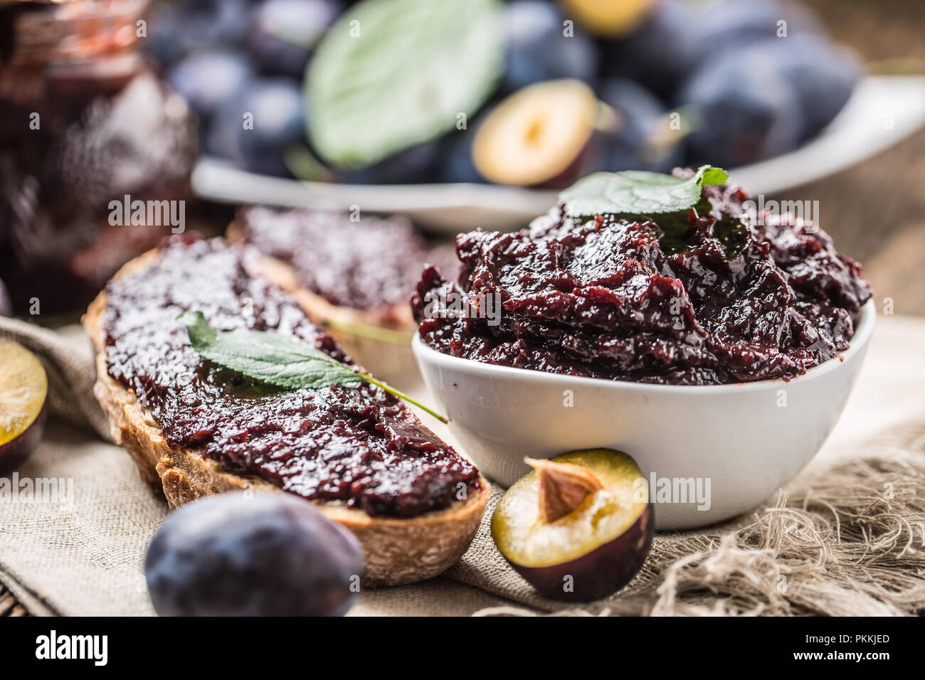 Le petit-déjeuner fait maison de pain et confiture de prune mûre fraîche prunes. Banque D'Images
