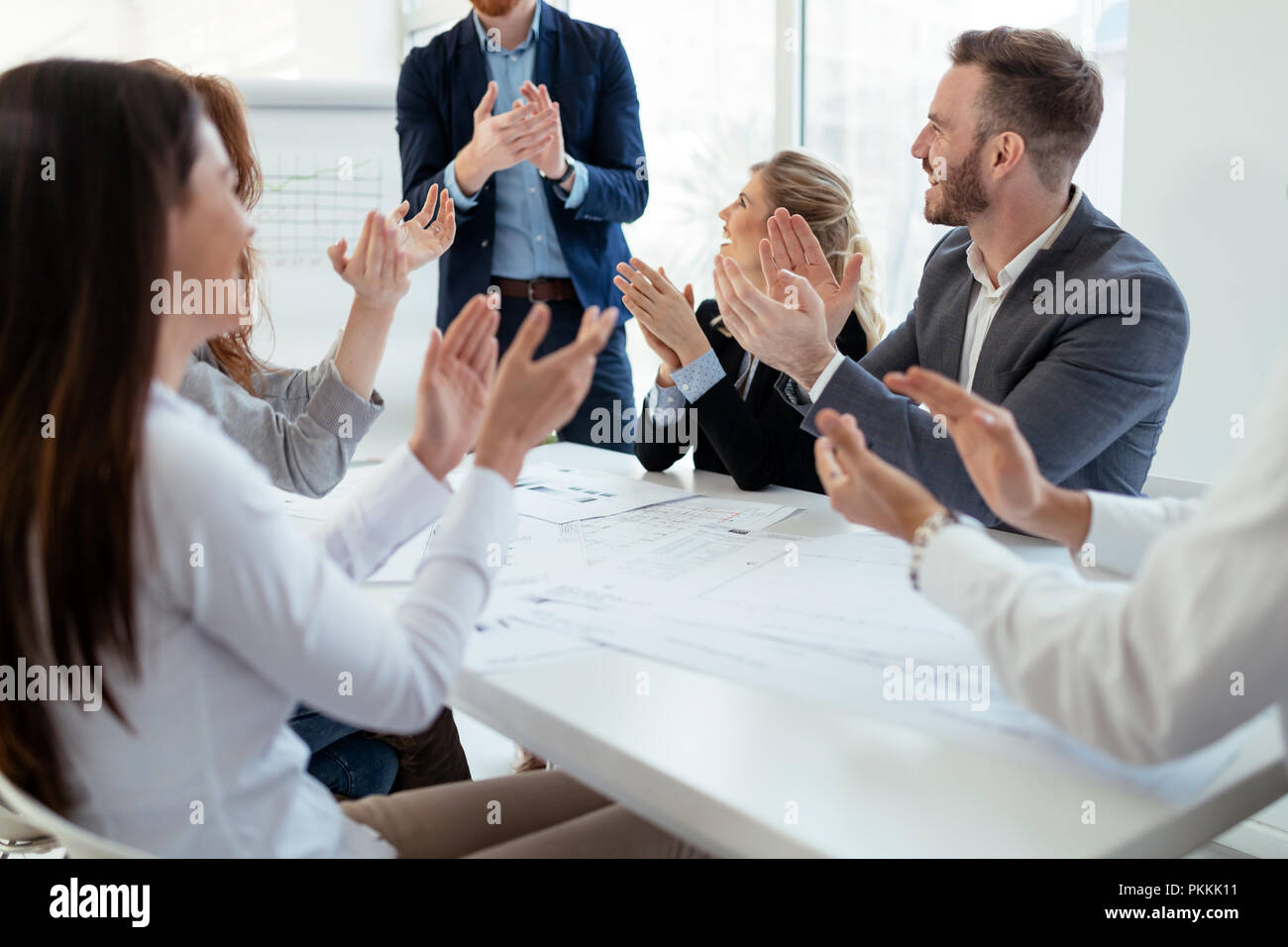 Les gens d'affaires travailler ensemble sur le projet et de remue-méninges dans office Banque D'Images