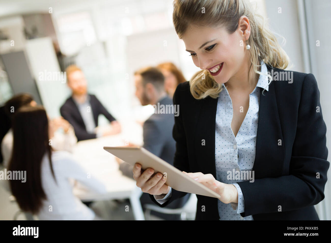 Beautiful businesswoman using tablet pour recueillir des informations dans des Banque D'Images
