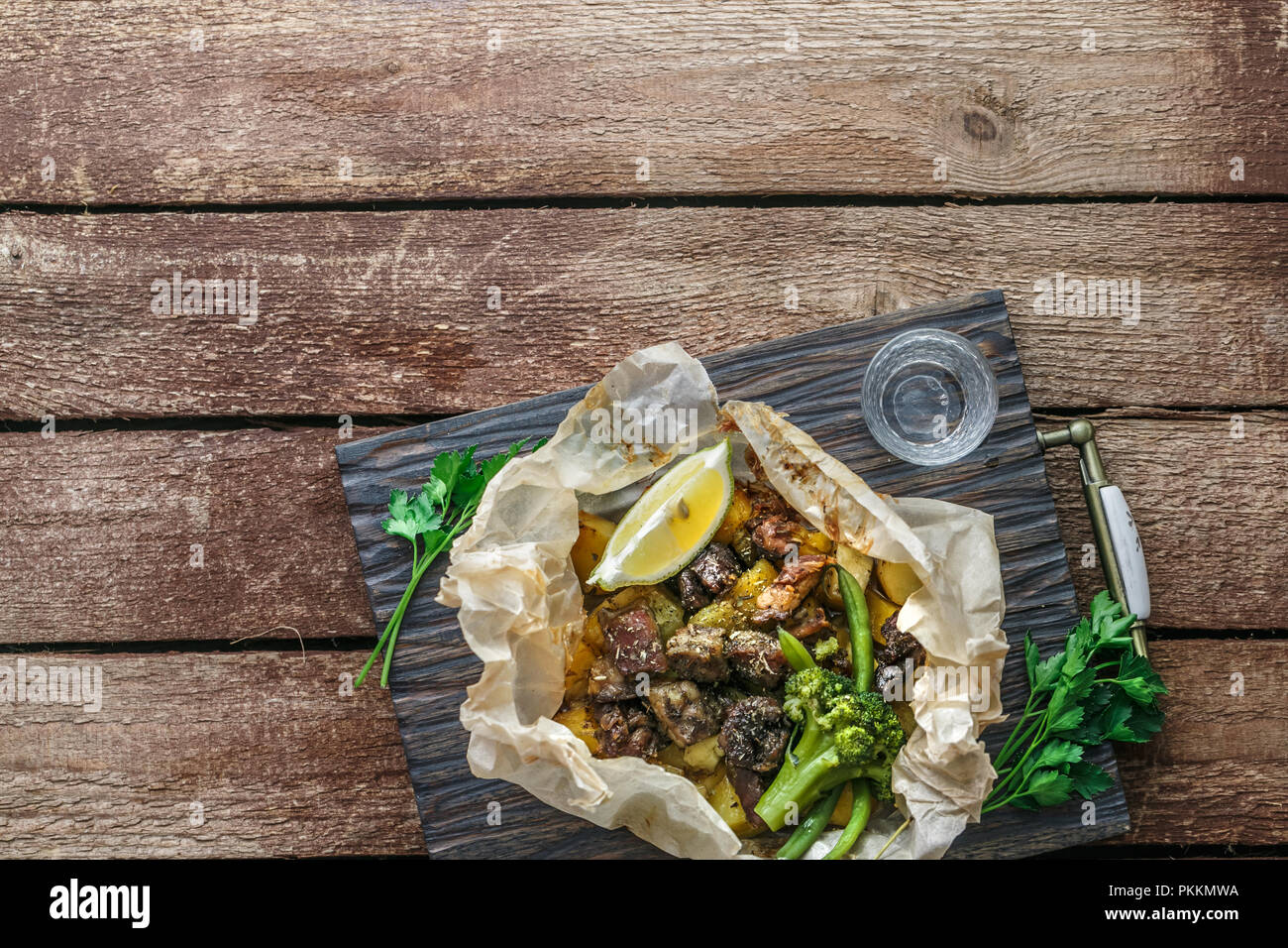 Kleftiko d'agneau cuit avec des légumes et fromage feta. Le plat traditionnel grec. Copy space Banque D'Images