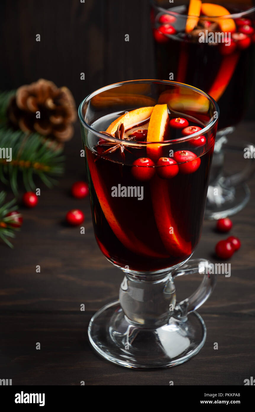 Vin chaud de Noël à l'Orange et canneberges. Concept de vacances décorée de branches de sapin et d'épices. Banque D'Images